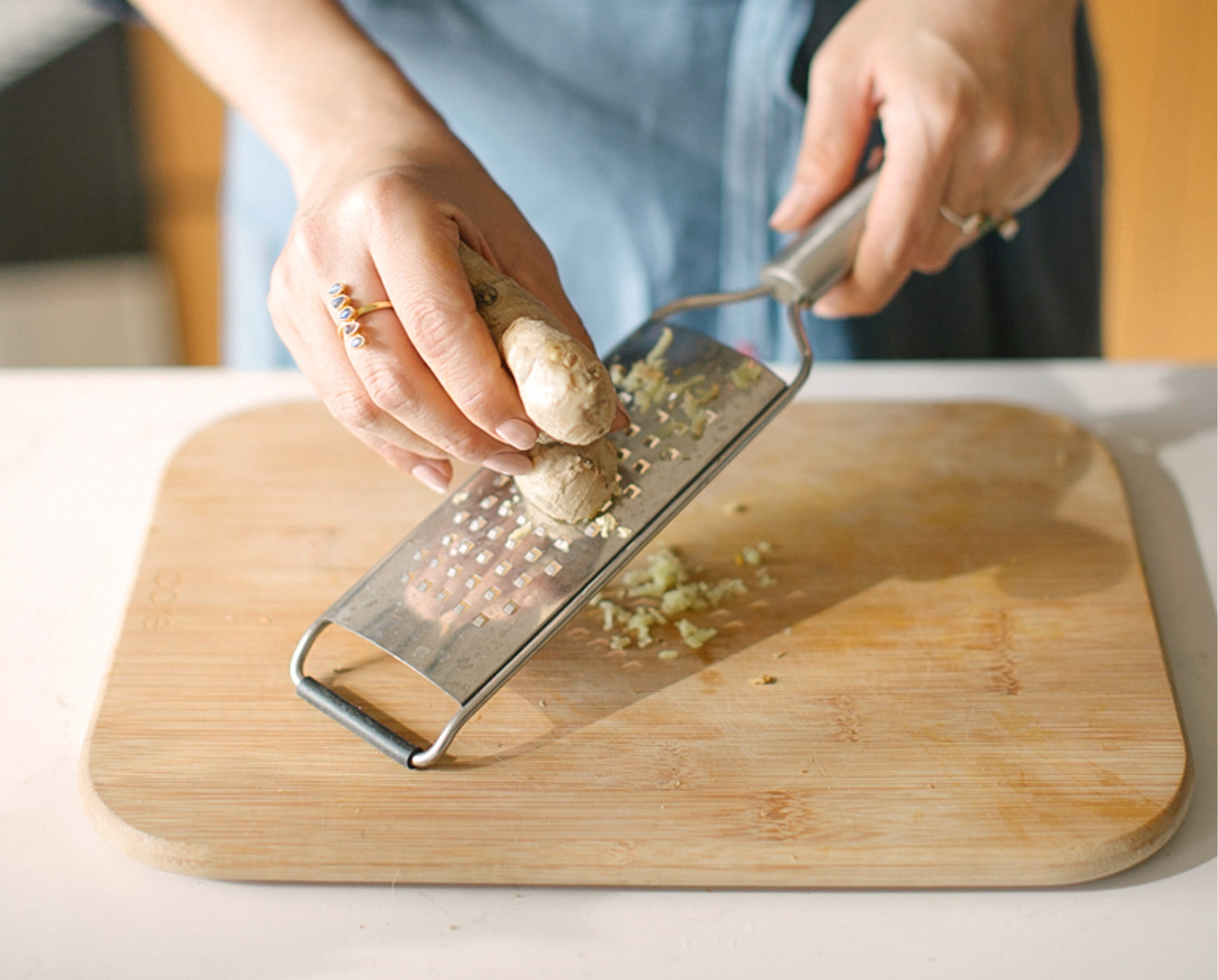 How to use ginger to boost your health | Ginger is one of the OG superfoods, and it’s a really easy one to add to your diet! In this post, I’ll tell you all about the top health benefits of ginger and share some easy ways to use ginger on the daily. | The Dimple Life #thedimplelife #ginger #healthbenefitsofginger #healthtips #healthyeating #nutritiontips #superfood #wellness #prevention #healthyliving