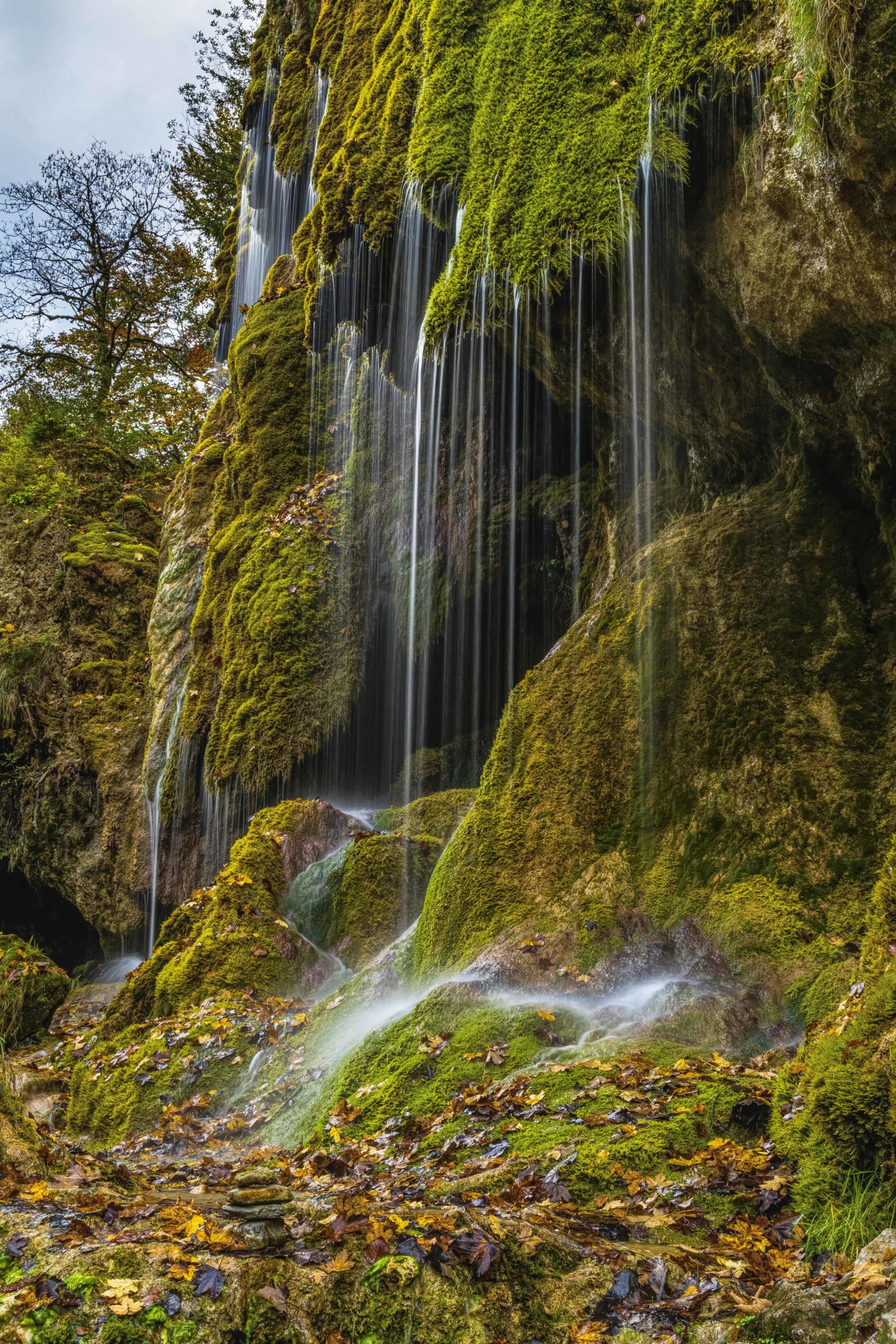 With so many hikes to choose from in the city, here are the top hikes with waterfalls in Los Angeles #thedimplelife #hiking #waterfallhike