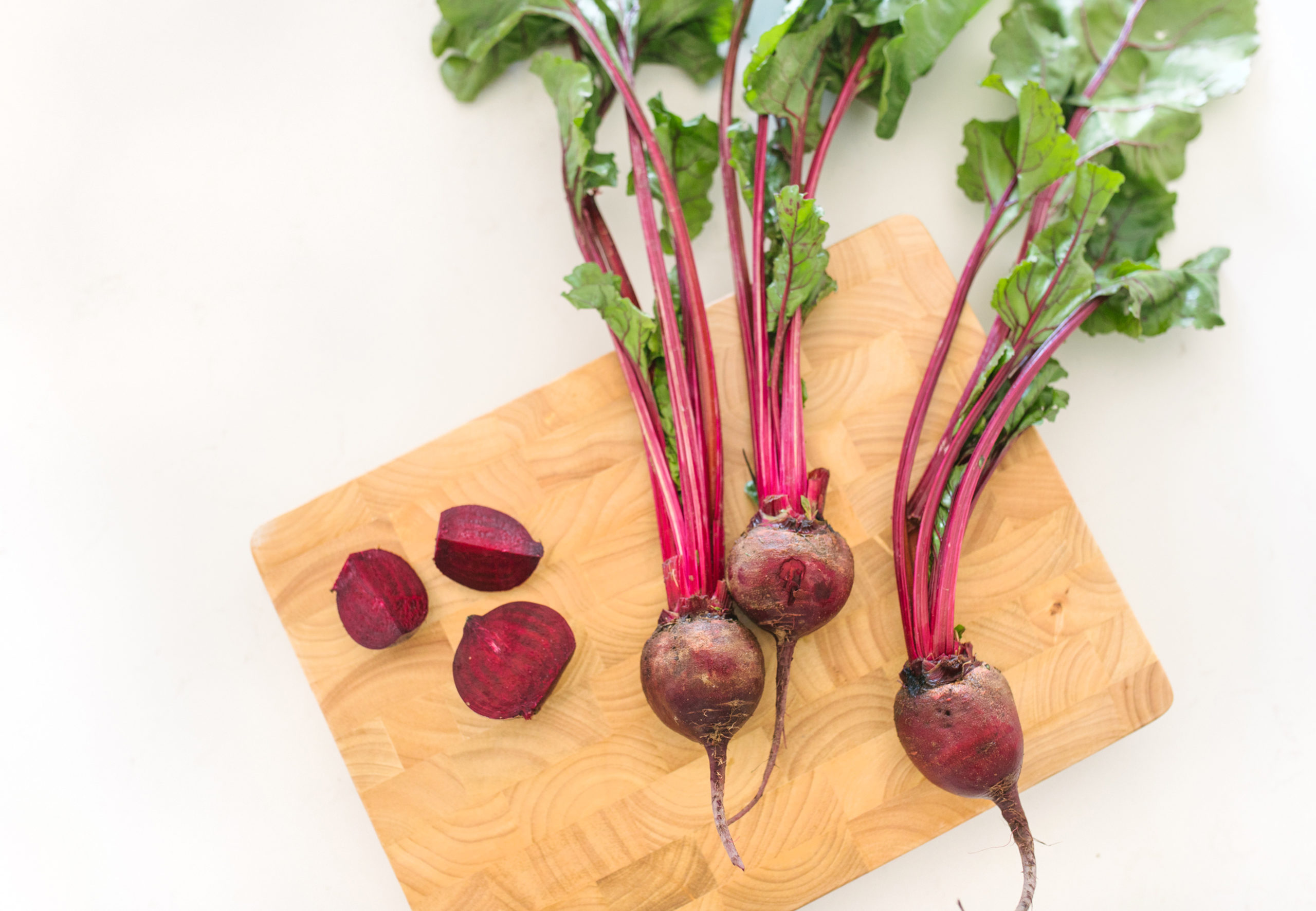 Anti-inflammatory juice containing beets, carrots, ginger and more to protect against illness. One of the most refreshing juices I've ever had! #freshjuice #antiinflammatory #guthealth #TheDimpleLife