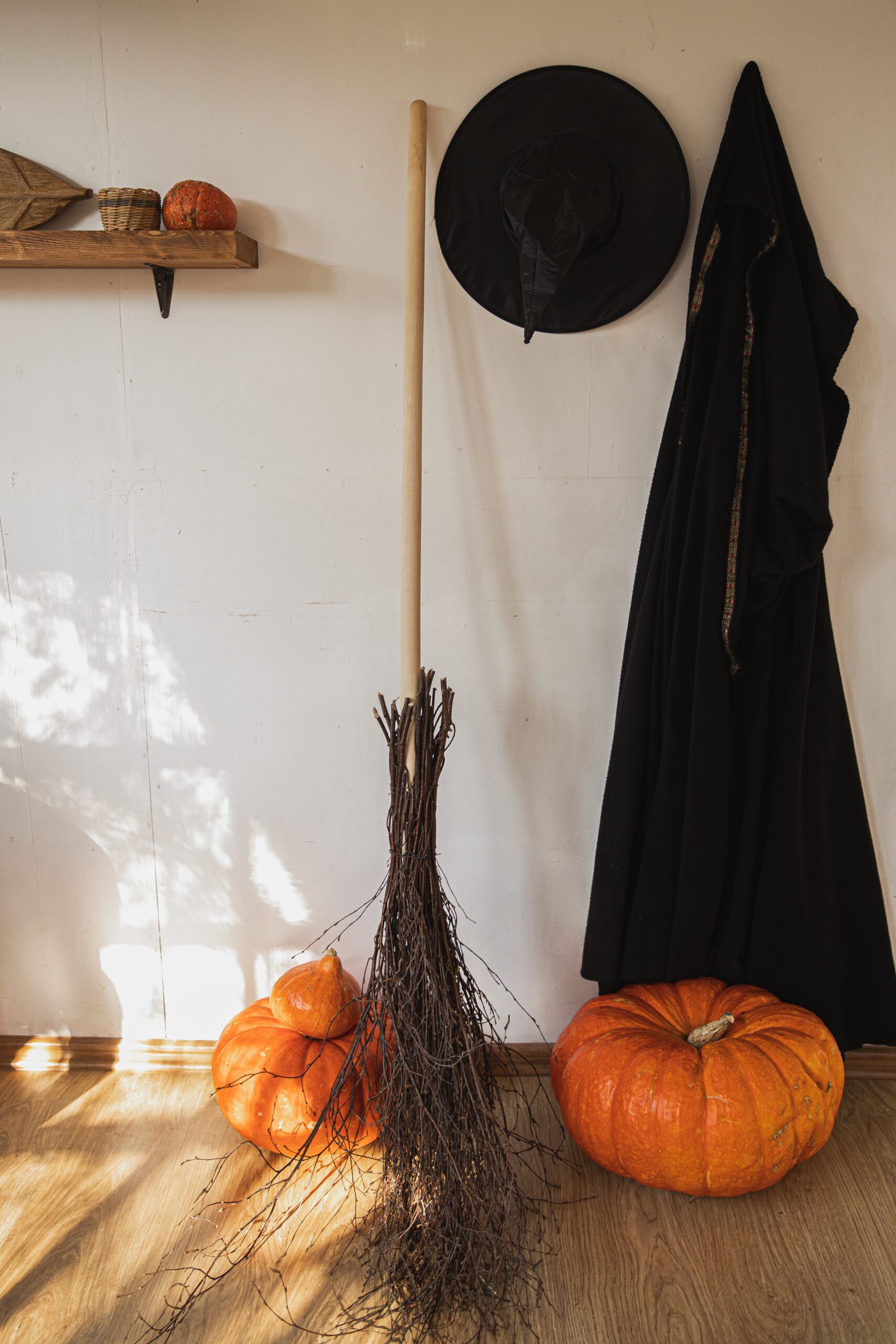 This post is about chic Halloween decorations for spooky season.